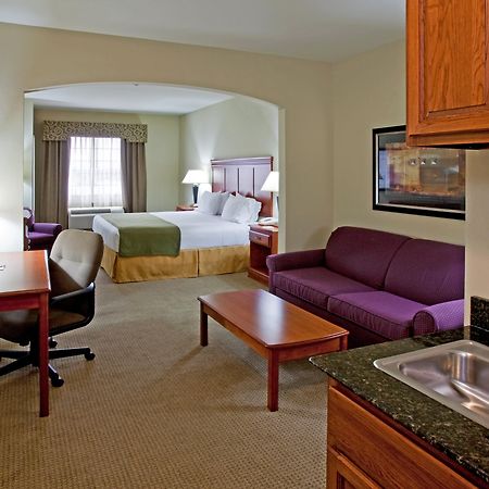 Holiday Inn Express Hotel And Suites Ada By Ihg Habitación foto