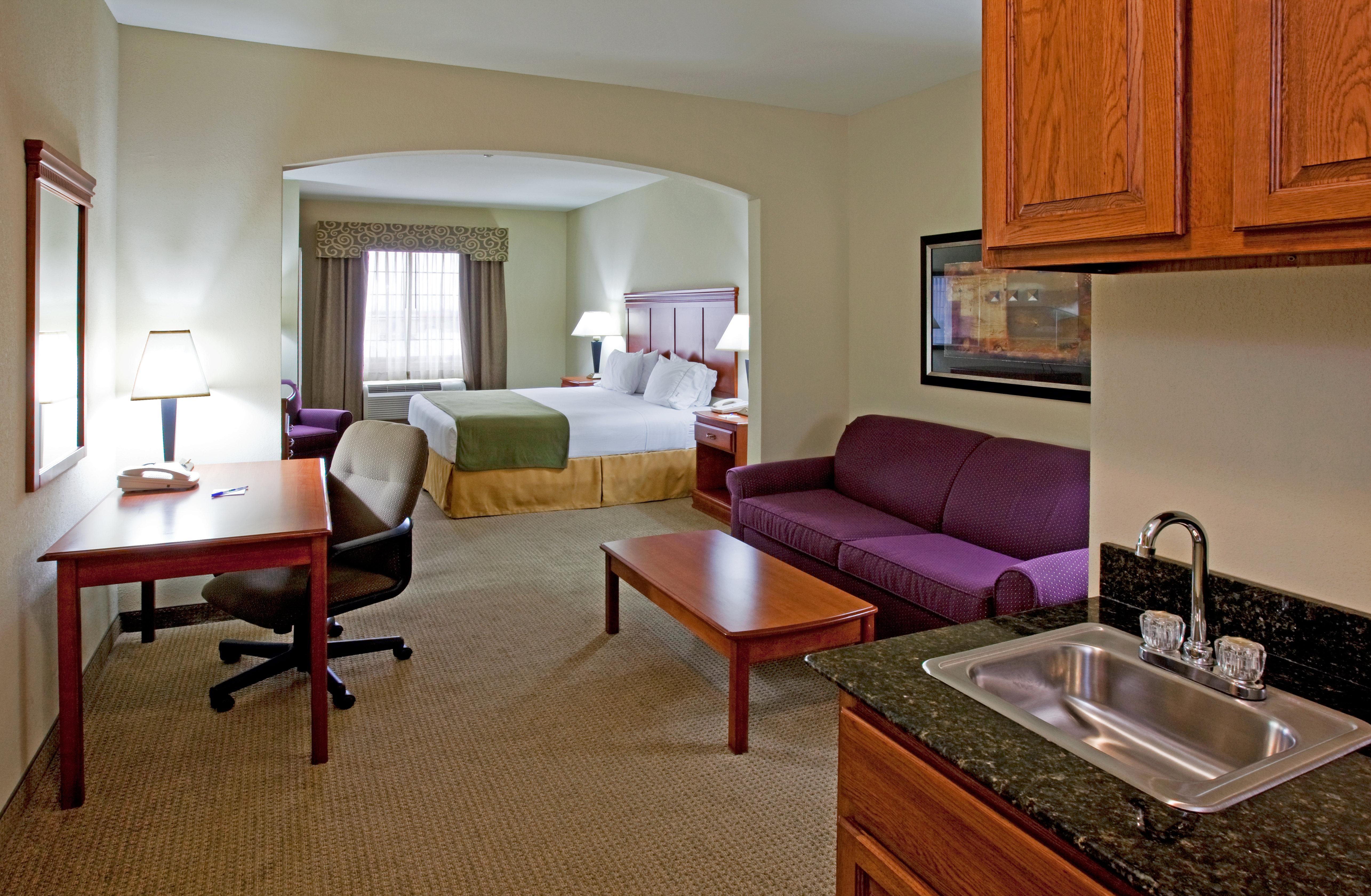 Holiday Inn Express Hotel And Suites Ada By Ihg Habitación foto
