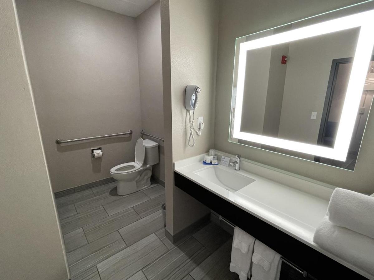 Holiday Inn Express Hotel And Suites Ada By Ihg Exterior foto