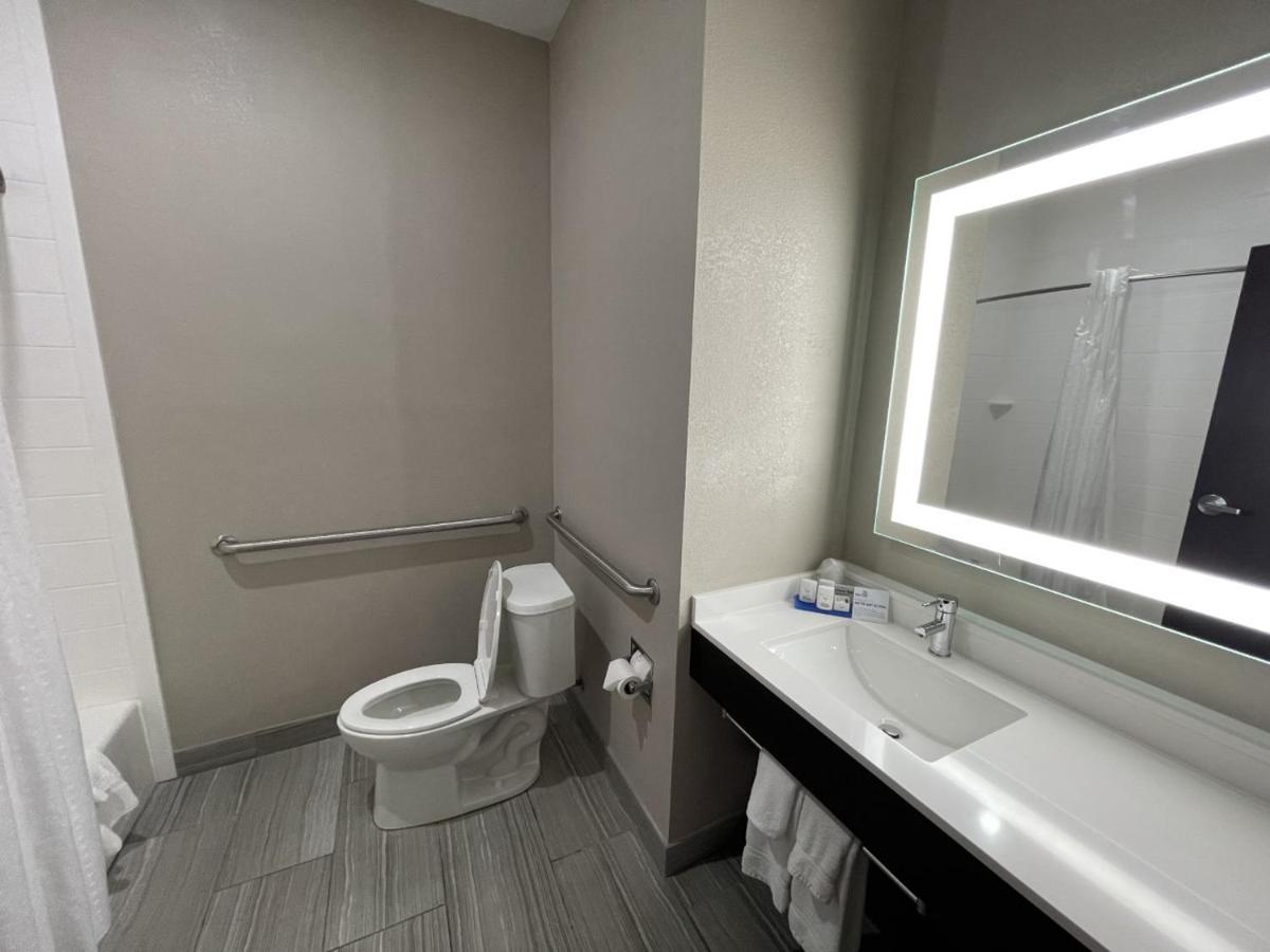 Holiday Inn Express Hotel And Suites Ada By Ihg Exterior foto