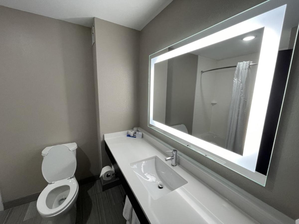 Holiday Inn Express Hotel And Suites Ada By Ihg Exterior foto