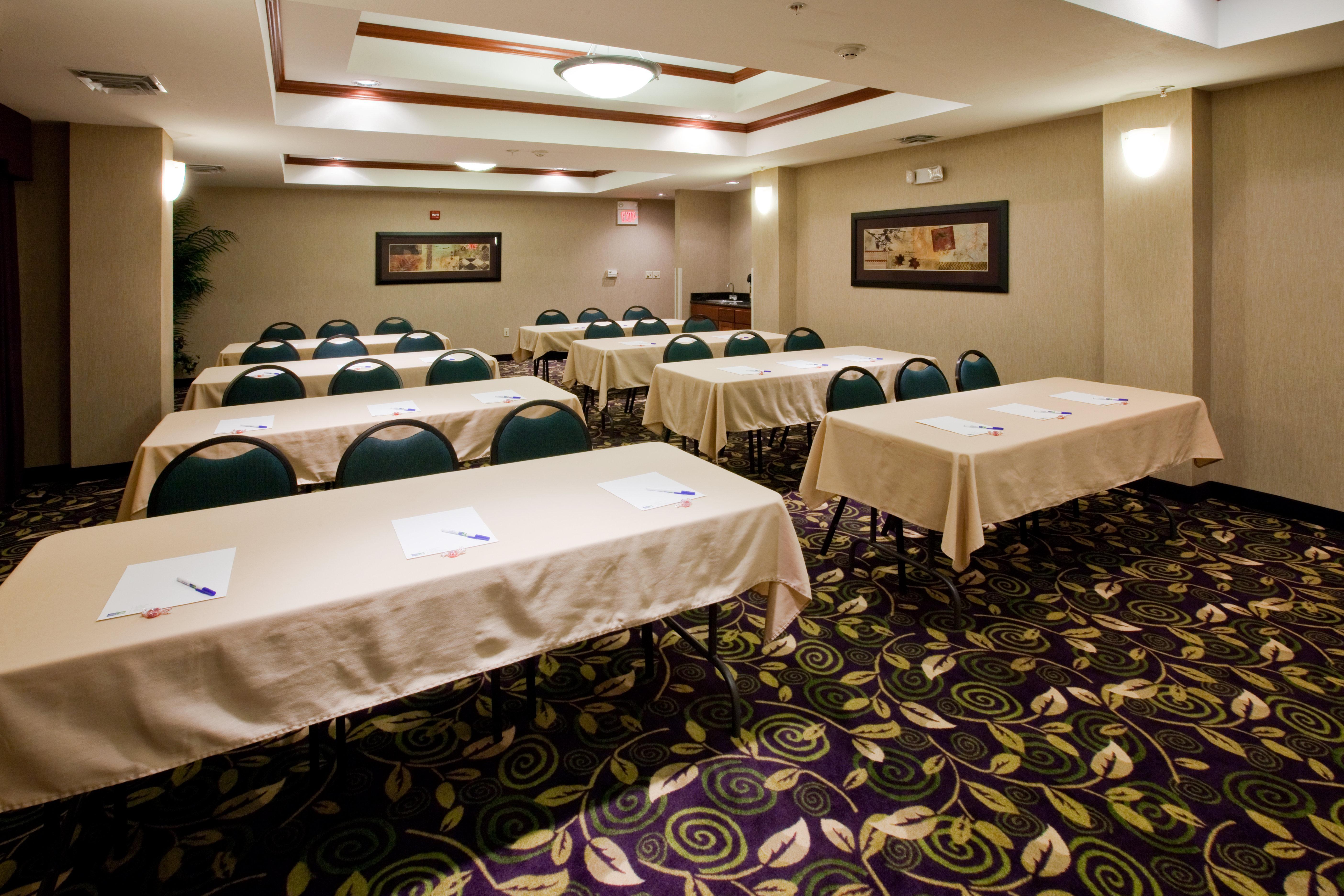 Holiday Inn Express Hotel And Suites Ada By Ihg Exterior foto