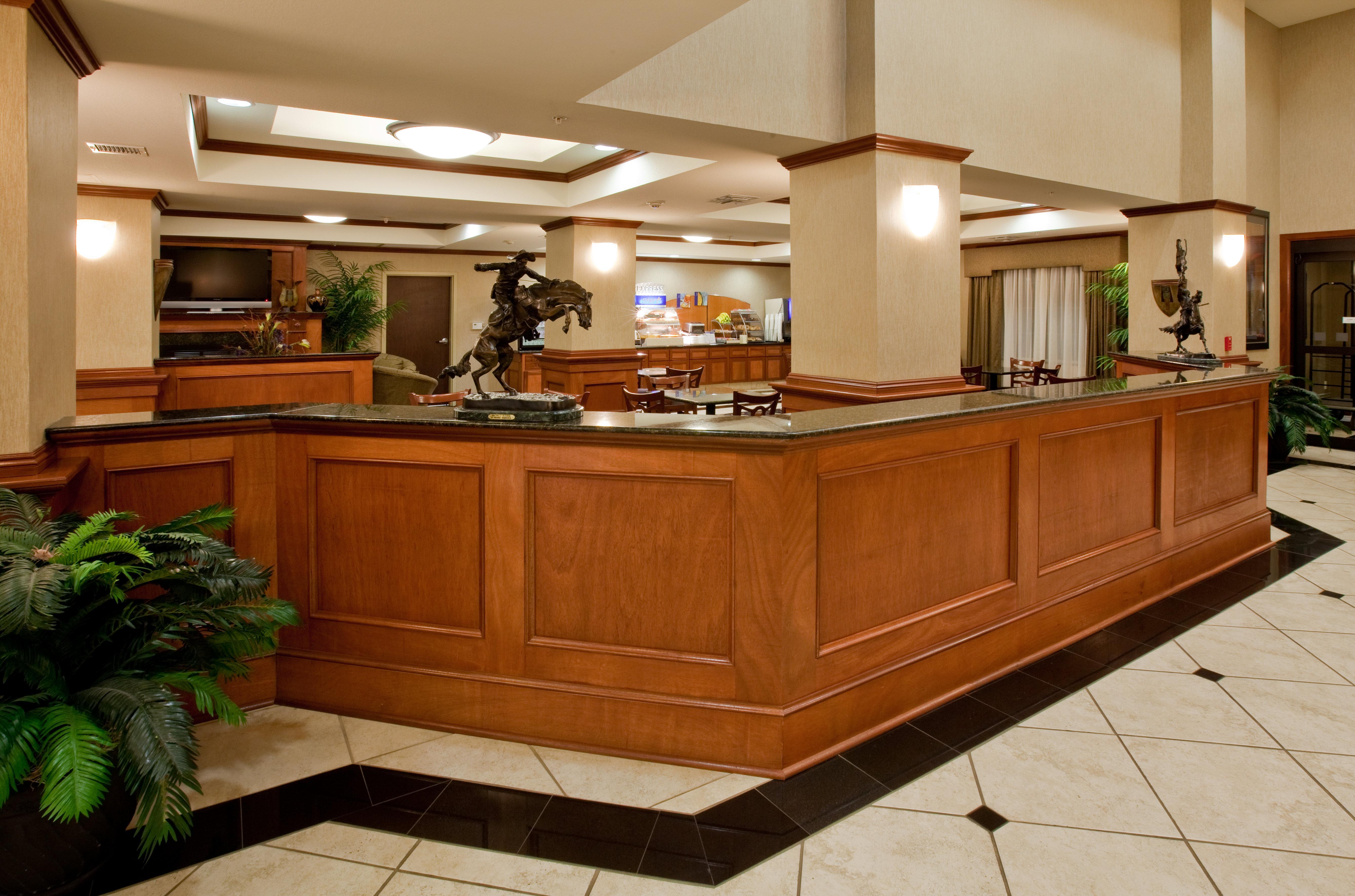 Holiday Inn Express Hotel And Suites Ada By Ihg Exterior foto