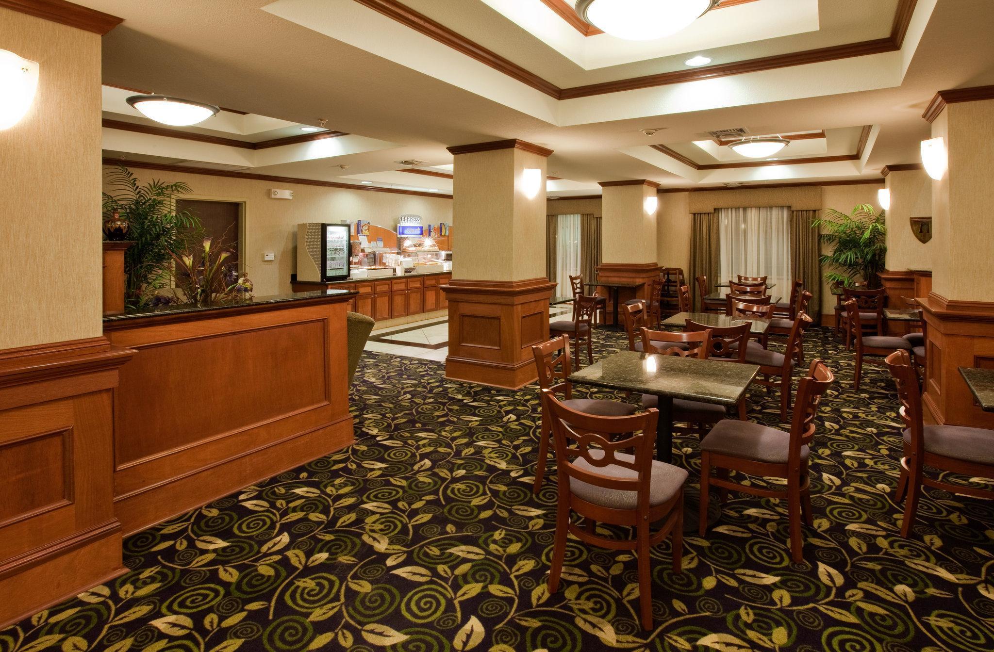 Holiday Inn Express Hotel And Suites Ada By Ihg Exterior foto